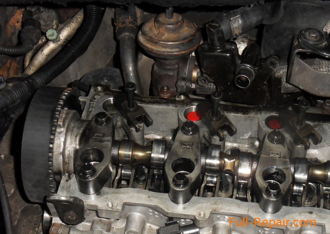 Клапан EGR на двигателе CRDI при снятой клапанной крышке.
