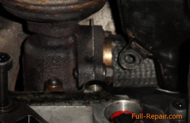 Клапан EGR на двигателе CRDI при снятой клапанной крышке.