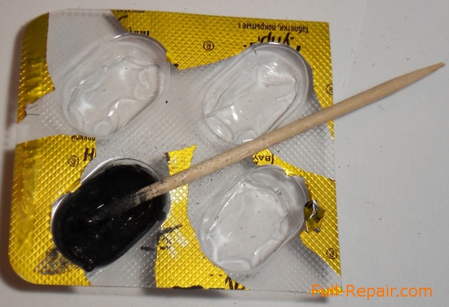 Токопроводящий самодельный клей в ёмкости из под таблеток